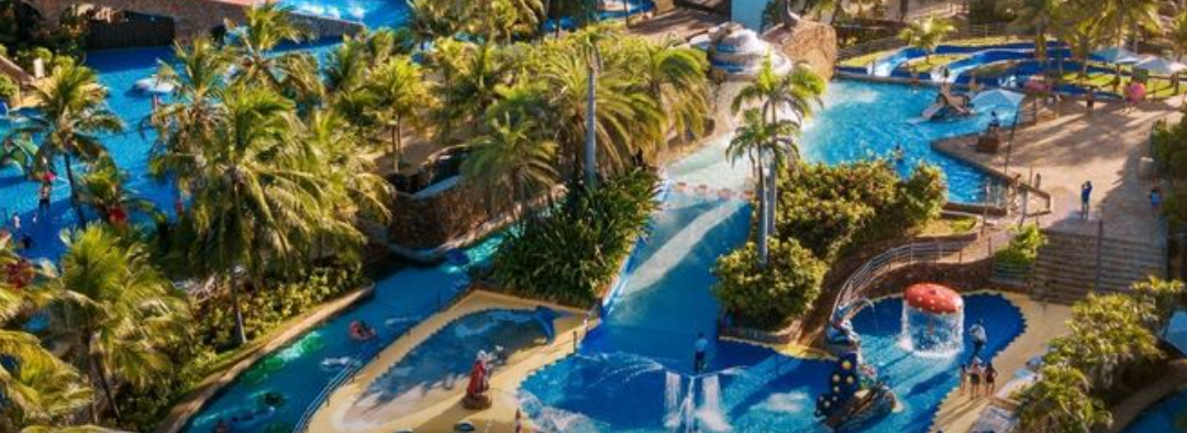 Parque aquático com piscinas e toboáguas do Wellness Beach Park Resort