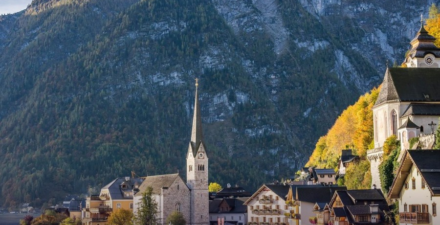 Vilarejo alpino à beira do lago Hallstatt, na Áustria