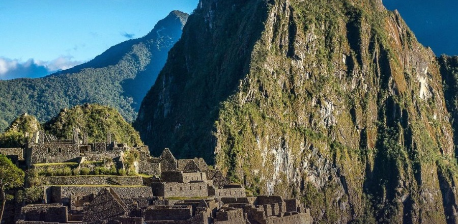 Ruínas de Machu Picchu com a montanha Huayna Picchu ao fundo