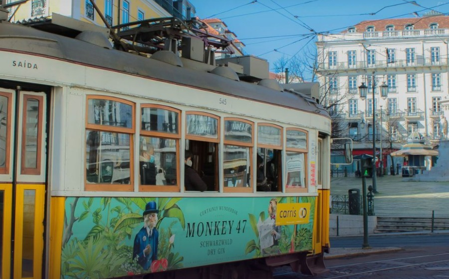Bonde elétrico circulando por Lisboa, em Portugal
